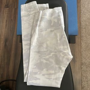 Lululemon High waisted white camo size 4 leggings